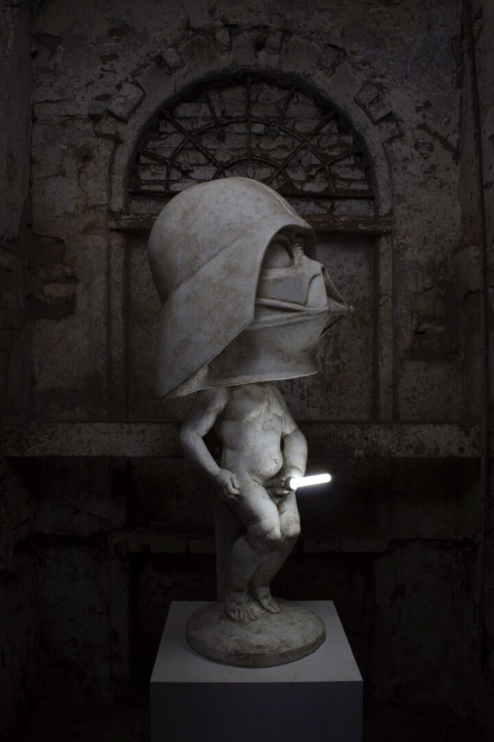 la perdita dell'innocenza scultura tecnica mista e led luminoso, cm 100x42x44, 2021 (disponibile)