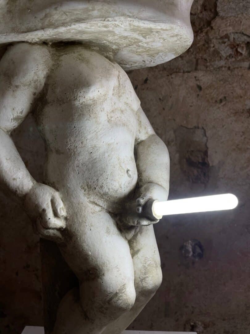 la perdita dell'innocenza scultura tecnica mista e led luminoso, cm 100x42x44, 2021 (disponibile)