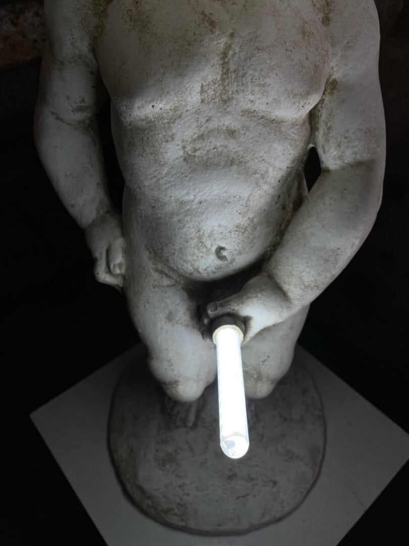 la perdita dell'innocenza scultura tecnica mista e led luminoso, cm 100x42x44, 2021 (disponibile)2