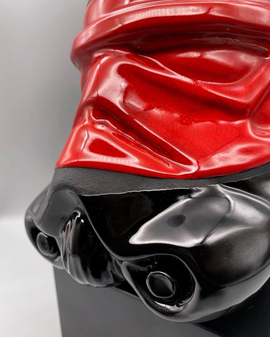 raining blood”, scultura ceramica tecnica mista, cm 20x20x20, 2021 (non disponibile).