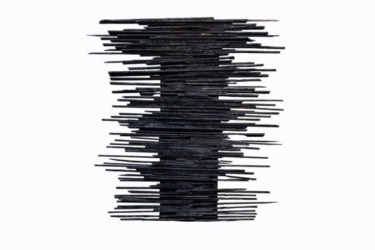 frammento 3, scultura, legno carbonizzato, chiodi, cm 100x95x8, 2022